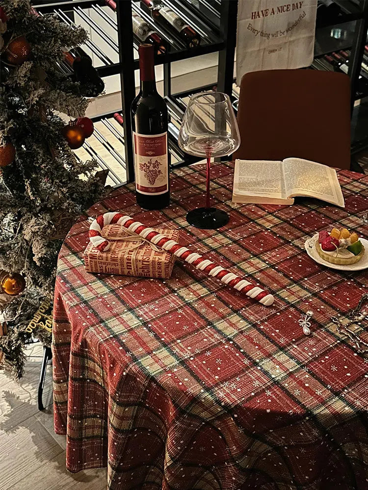 Red Plaid Holiday Tablecloth – Festive Christmas Dining Room Decoration