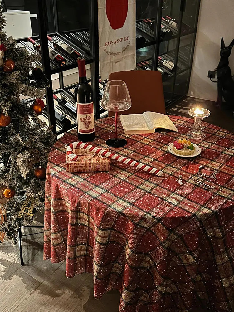 Red Plaid Holiday Tablecloth – Festive Christmas Dining Room Decoration