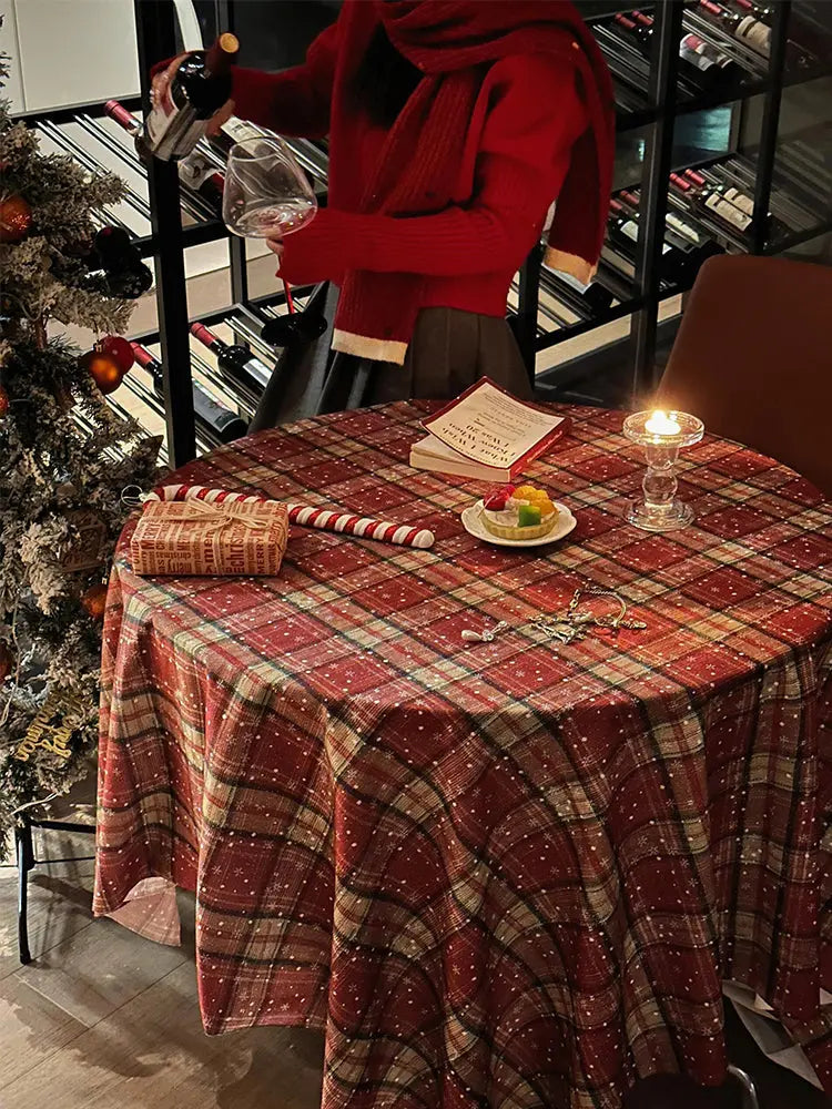 Red Plaid Holiday Tablecloth – Festive Christmas Dining Room Decoration